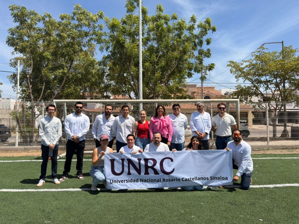 Sthefany Rea dona uniformes deportivos para Universidad Nacional Rosario Castellanos