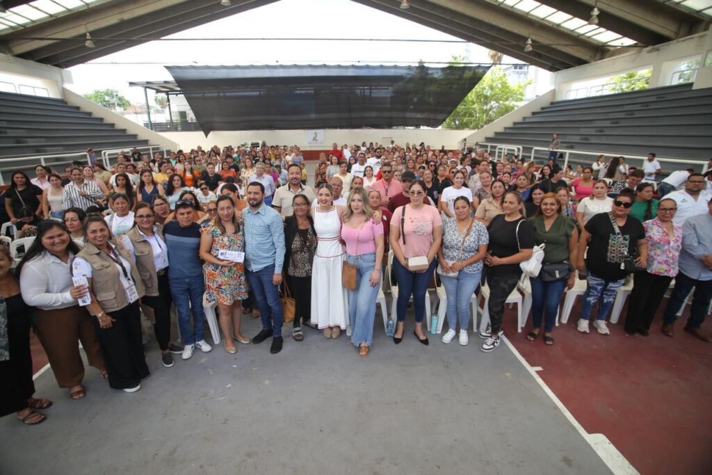 Participa Estrella Palacios en entrega de apoyos de “La Escuela es Nuestra” en Mazatlán