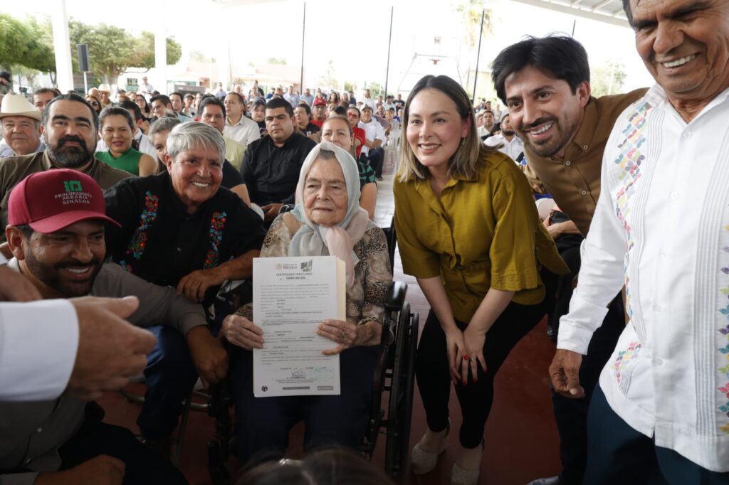 Gobernadora Yeraldine entregó títulos de propiedad que dan certeza jurídica a familias de Mocorito