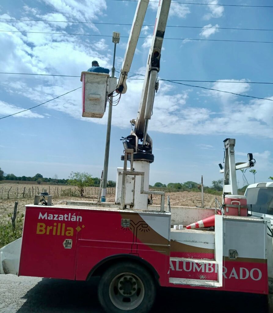 Gobierno de Mazatlán fortalece atención en comunidades rurales con rehabilitación de alumbrado público