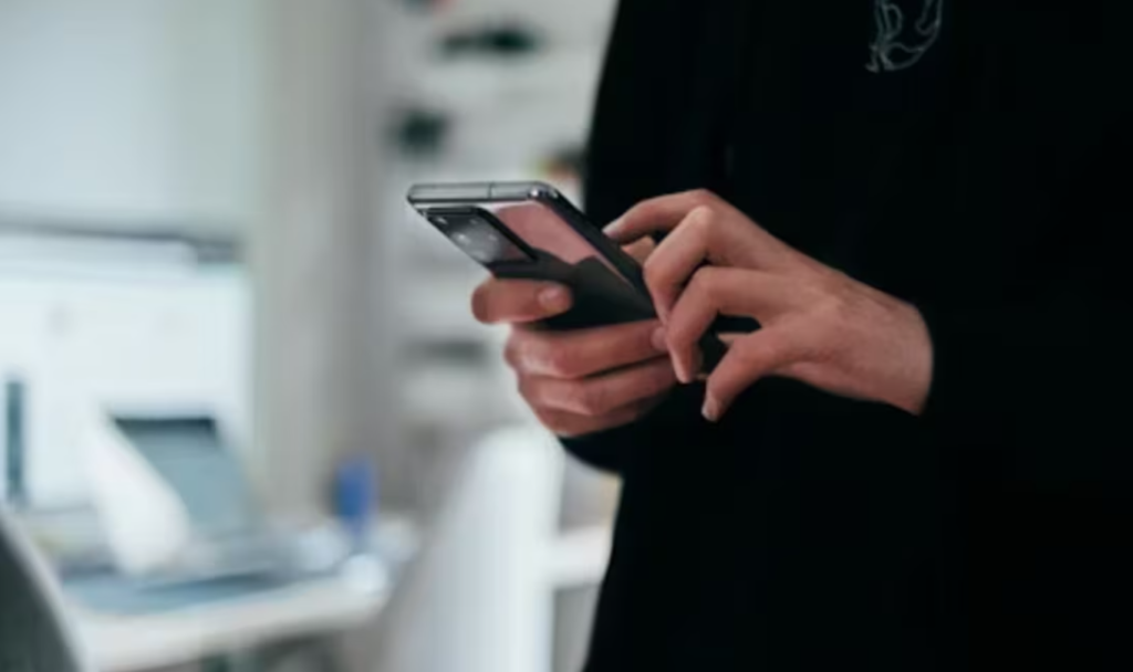 Usuarios sin CURP vinculada sólo conservarán llamadas de emergencia en su celular