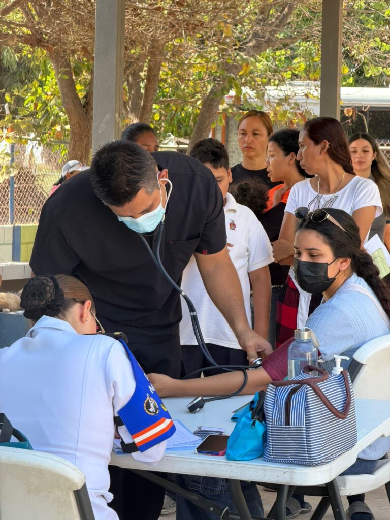 Salud Municipal, Jurisdicción Sanitaria y MARINA, llevan brigadas médicas a comunidades de difícil acceso.
