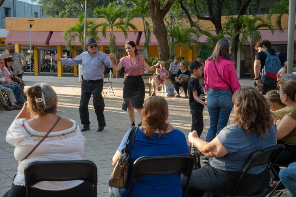 Baila y revive el corazón de la ciudad con Tardes de Danzón en la Plazuela Álvaro Obregón
