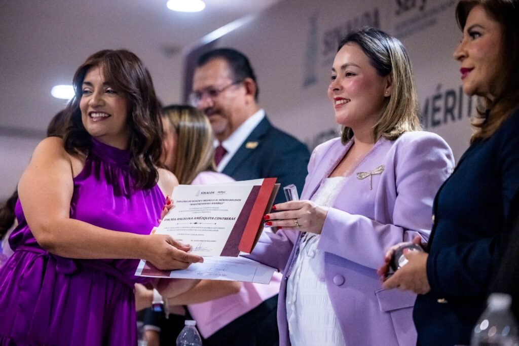 Entrega la gobernadora Yeraldine la medalla “Maestro Rafael Ramírez” a docentes con 30 años de servicio