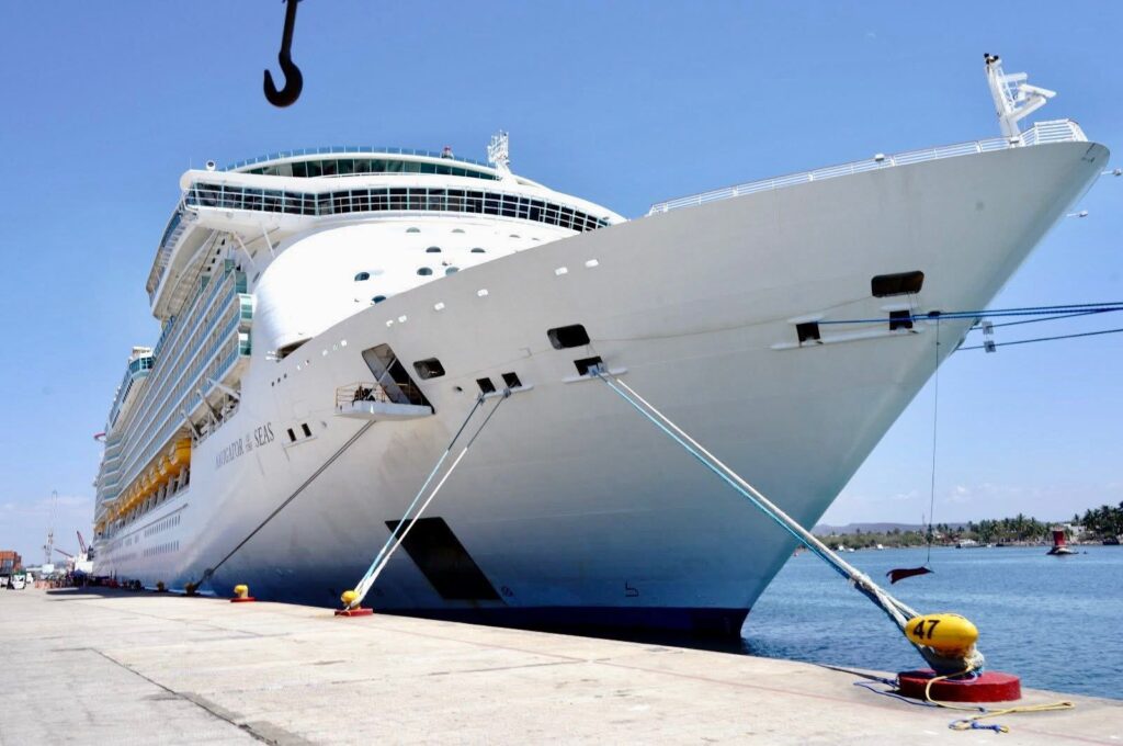 Arribo de crucero fortalece la actividad económica y comercial en Mazatlán
