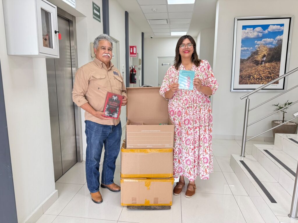 Sthefany Rea dona libros a la Universidad Politécnica del Mar y la Sierra