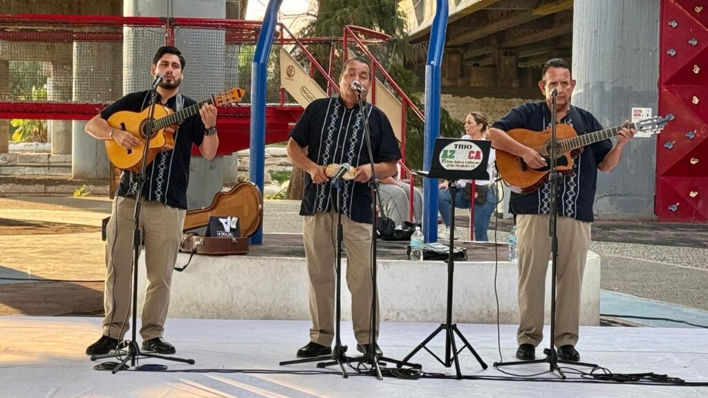 Trío Azteca Culiacán deleita con gran ambiente en el Parque Acuático