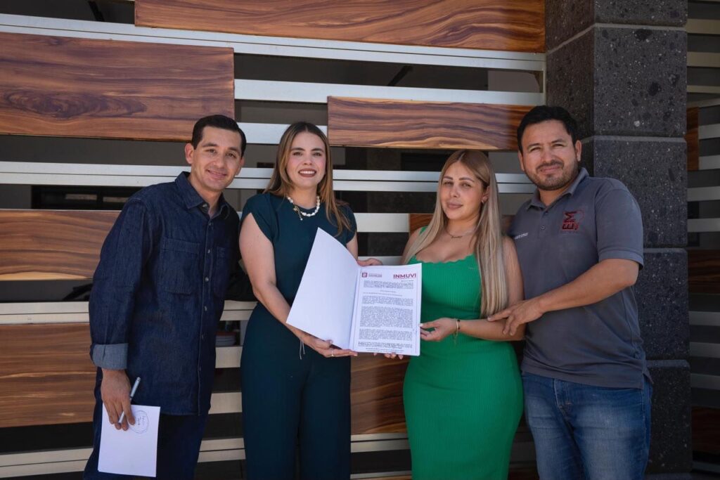 Entregan títulos de propiedad a familias del fraccionamiento Valle de Encino