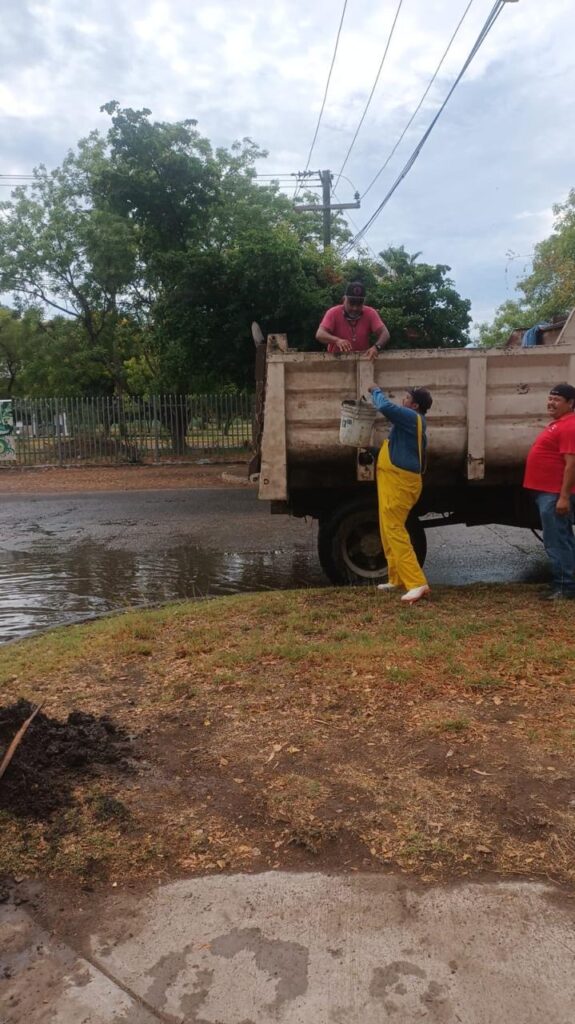 “Ahome mantiene al 90% limpieza y desazolve de rejillas, bocas de tormenta y cauces”: Obras Públicas.