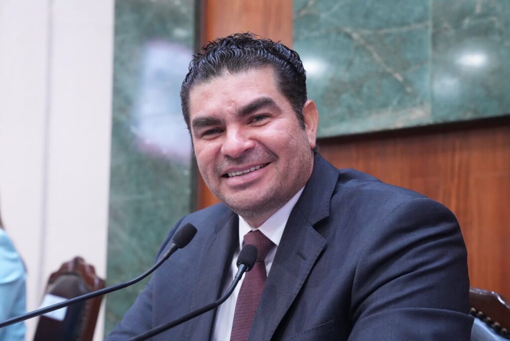 Rodolfo Valenzuela solicita licencia para participar en proceso interno de Morena