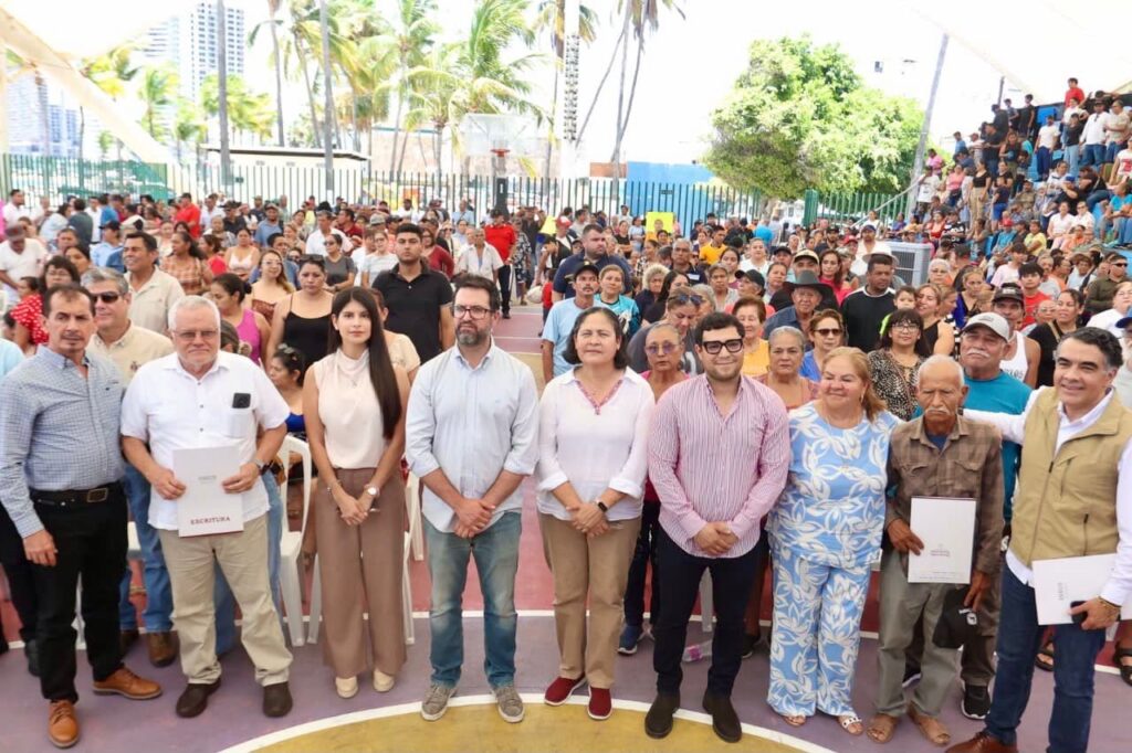 Gobierno de Mazatlán fortalece el patrimonio de 385 familias con la entrega de escrituras públicas