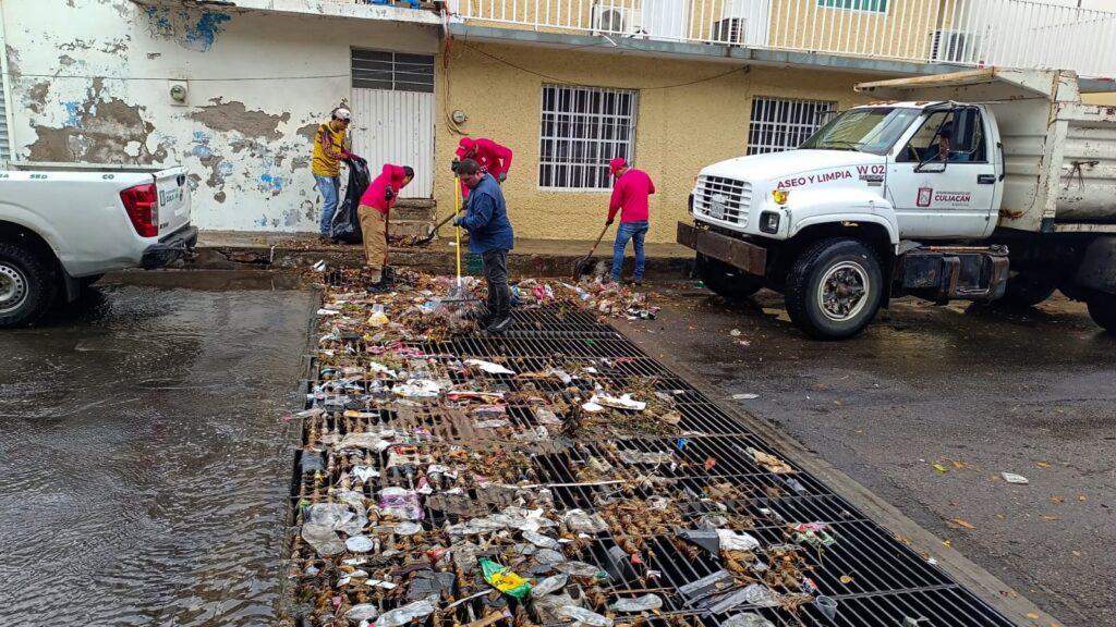 Retiran 1.5 toneladas de basura de rejillas y bocatormentas tras lluvias en Culiacán