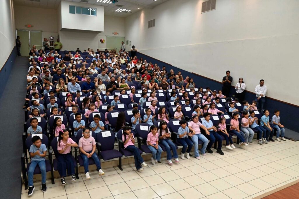Egresan más de 80 niños y niñas del programa infantil de inglés PET del Centro de Estudio de Idiomas de la UAS; herramientas globales para el desarrollo integral