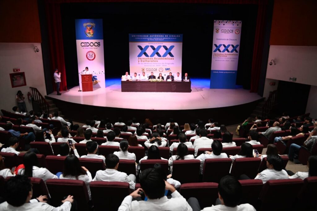 ¡Excelencia médica y empatía! Egresa la Generación 2025-2026 de Médicos Internos de Pregrado del CIDOCS y Hospital Civil; 96 nuevos profesionales listos para el futuro