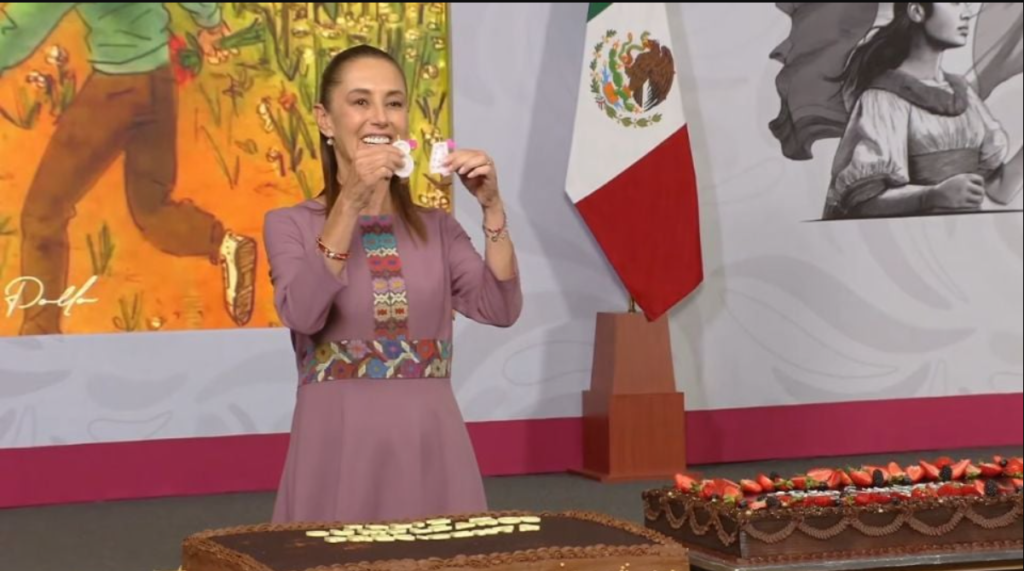 Sheinbaum celebra su cumpleaños 64 entre “Las Mañanitas”, música de The Beatles y pastel en Palacio Nacional