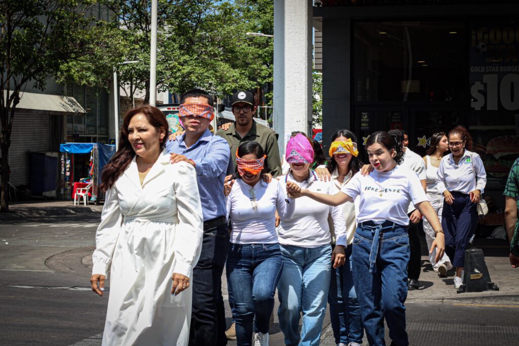 DIF Culiacán y la asociación de ciegos en Sinaloa, visibilizan con grafiti tejido a la Sordoceguera