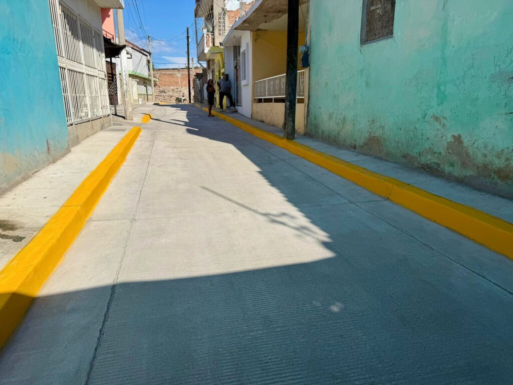 Tras más de 65 años de su fundación, la colonia Obrera estrena pavimento en el callejón Nuevo León