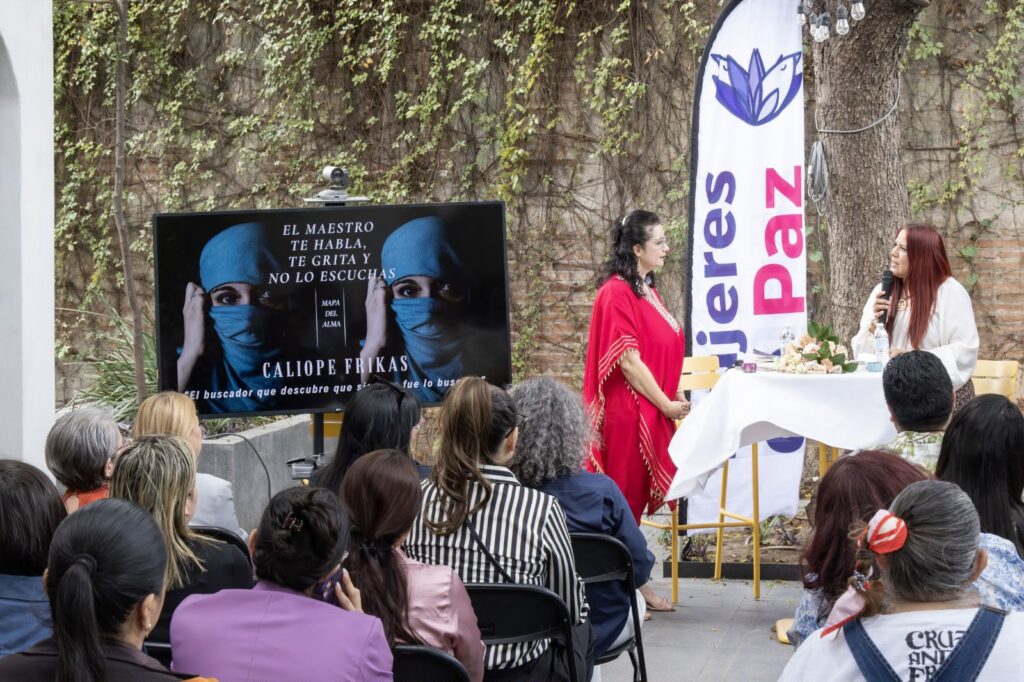 Caliope Frikas comparte su historia del viaje a la espiritualidadLa autora presentó su obra El maestro te habla, te grita y no lo escuchas ante aliadas del programa Mujeres de Paz.