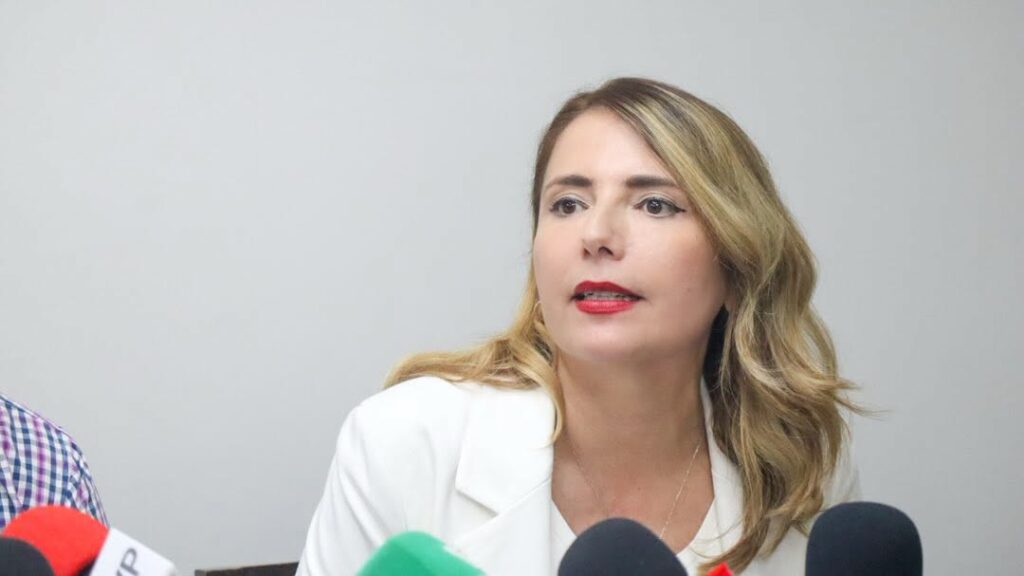 Presentan firmas para exigir que avance iniciativa del PAN que prohíbe el cambio de sexo en menores