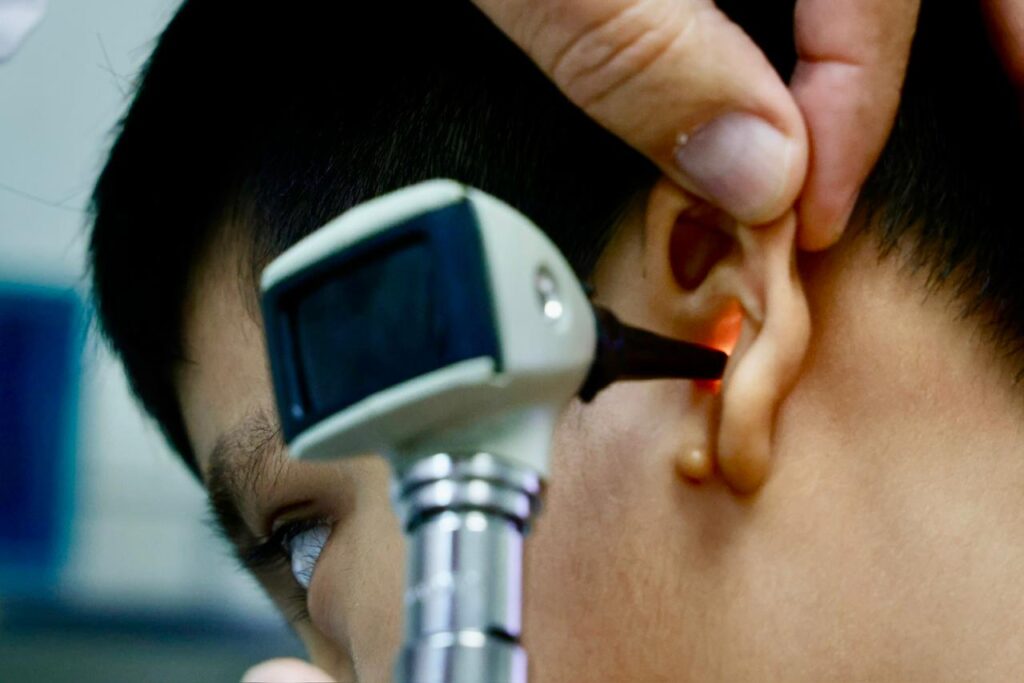 Otorga Beneficencia Pública vibradores óseos a pacientes con problemas auditivos