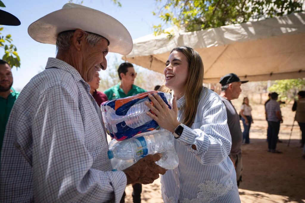 AQUATÓN y DIF Bienestar Culiacán entregan 5 mil litros de agua en comunidades de Imala