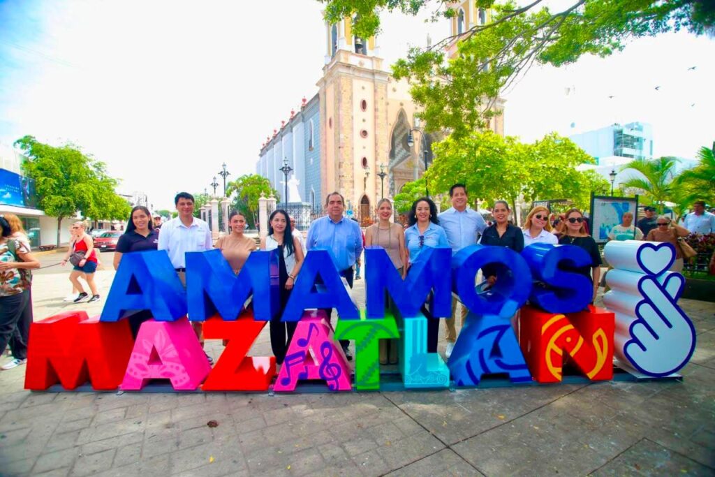 Inaugura Estrella Palacios nuevo parador fotográfico en la Plazuela República