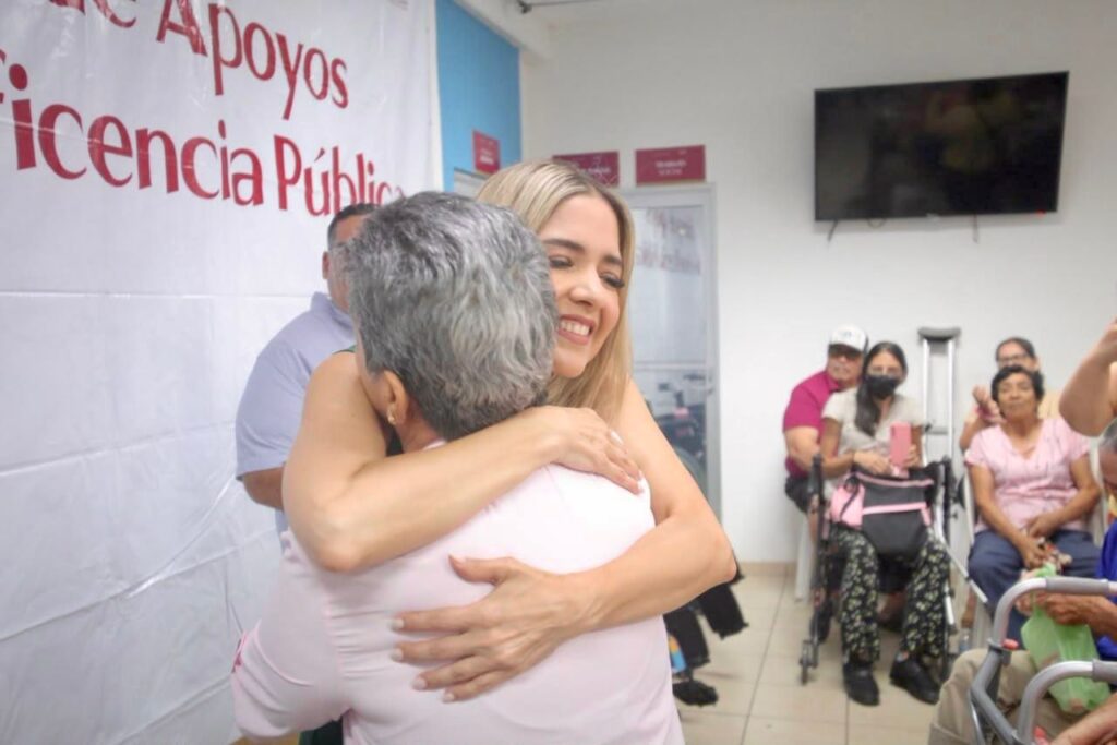 Estrella Palacios entrega apoyos funcionales a personas en situación de vulnerabilidad