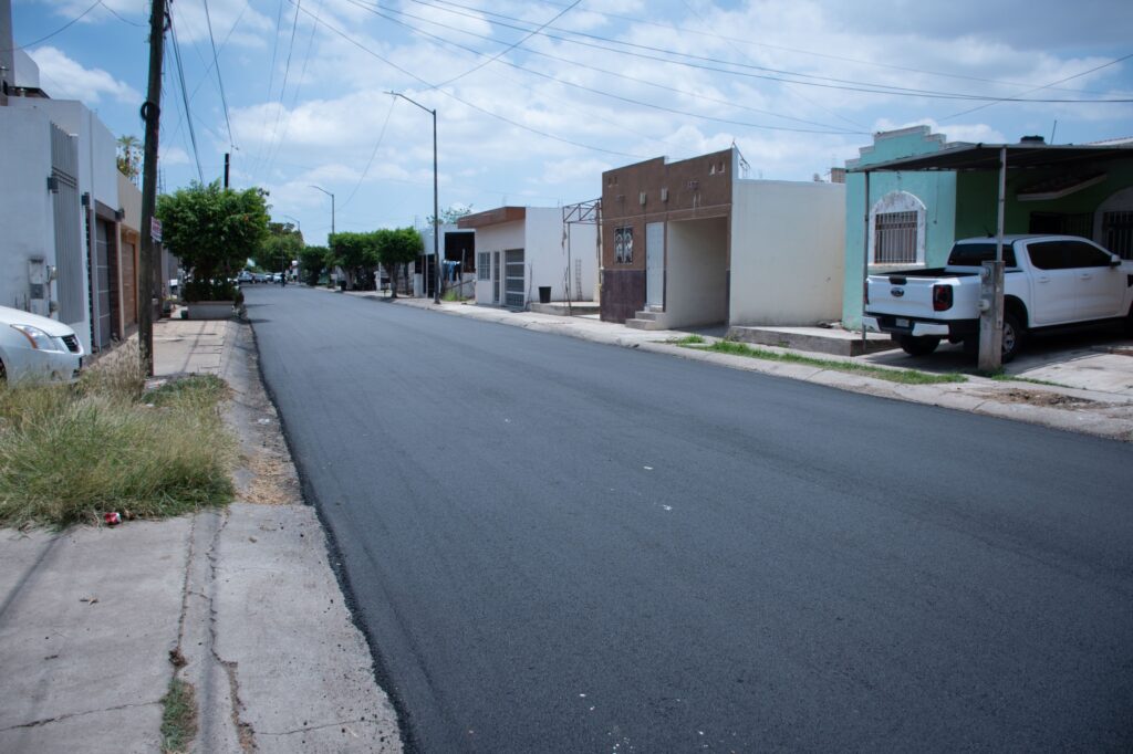 Mejora Ayuntamiento vialidades en Valles del Sol y Finisterra con obras de reencarpetado