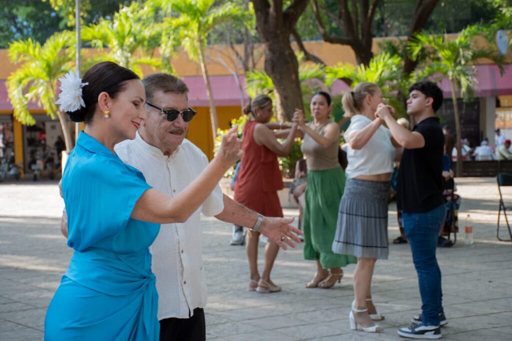 Jóvenes y adultos comparten la pista en las tradicionales Tardes de Danzón