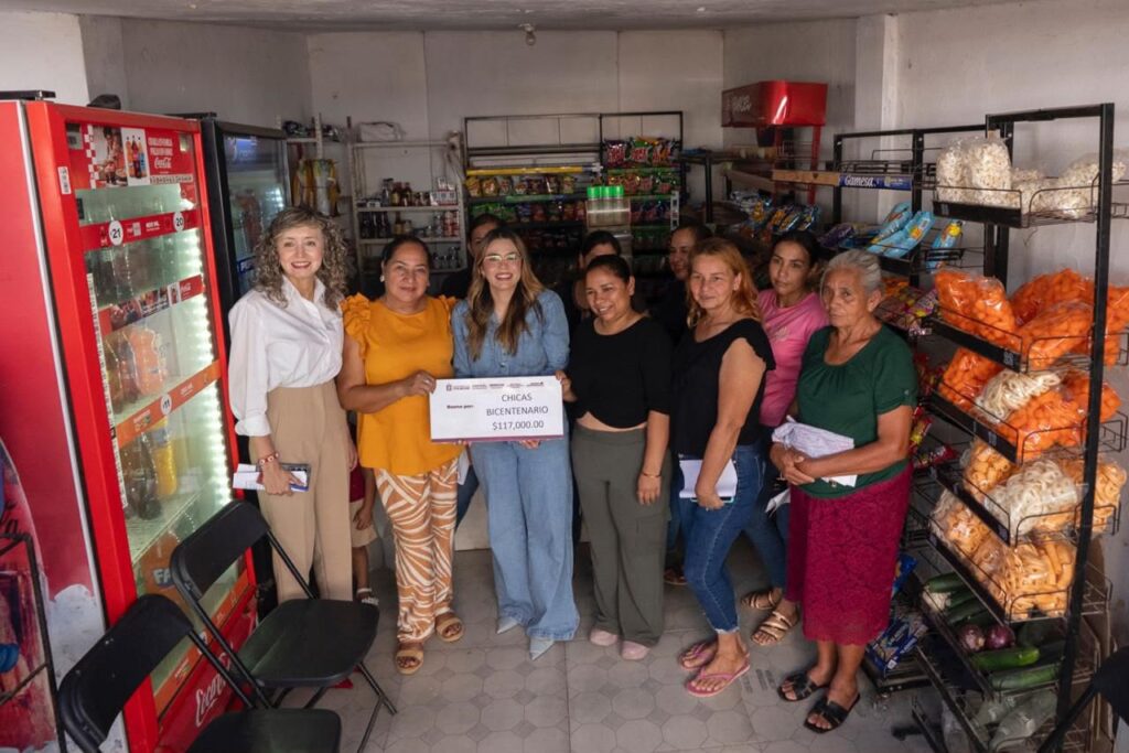 Ana Miriam Ramos entrega apoyo por 117 mil pesos al grupo “Chicas Bicentenario”