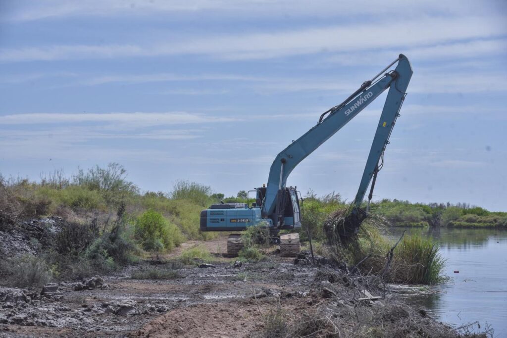 Avanza limpieza y desazolve del Dren Juárez; Gobierno de Ahome trabaja para reducir riesgos durante lluvias.