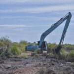 Avanza limpieza y desazolve del Dren Juárez; Gobierno de Ahome trabaja para reducir riesgos durante lluvias.