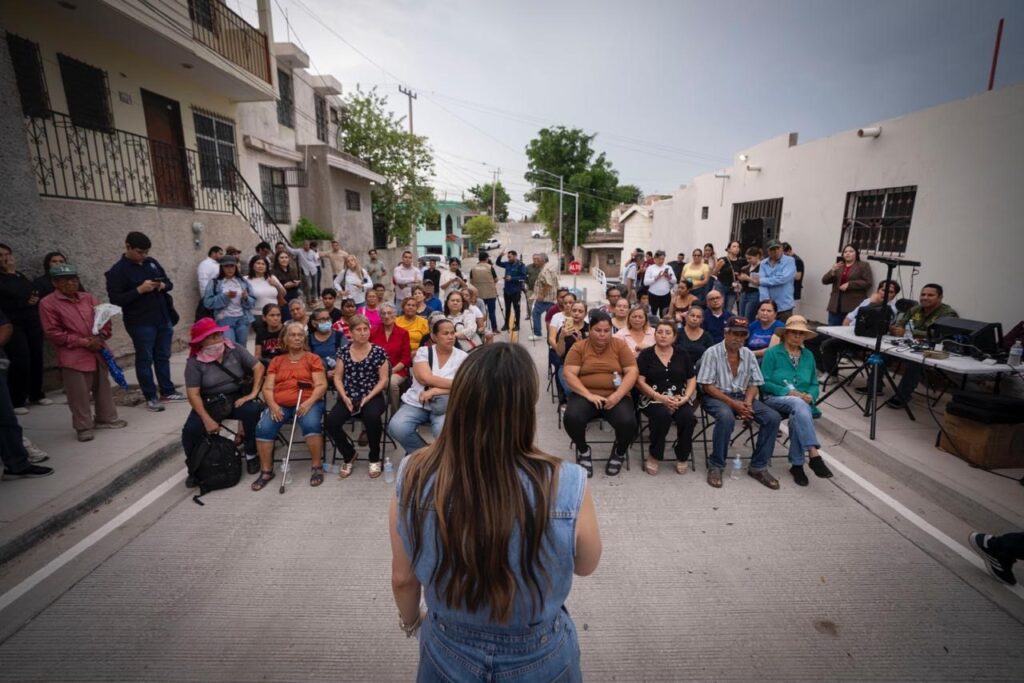 ”Nos brindan mucha seguridad”: vecinos al recibir siete calles pavimentadas en la colonia 5 de Mayo