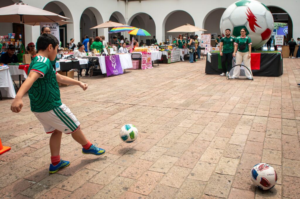 Compras, rifas, música e intercambio de cartitas animan el Bazar Futbolero CLN 2026 en el Ayuntamiento de Culiacán
