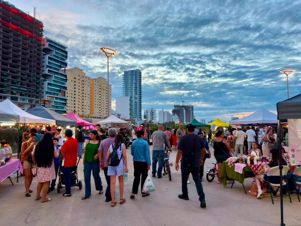 Familias disfrutan del bazar “Sabe a Mazatlán” en el Parque Central