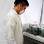 Adrián González estudia el mundo de las bacterias acuáticas para anticipar riesgos ambientales y acuícolas