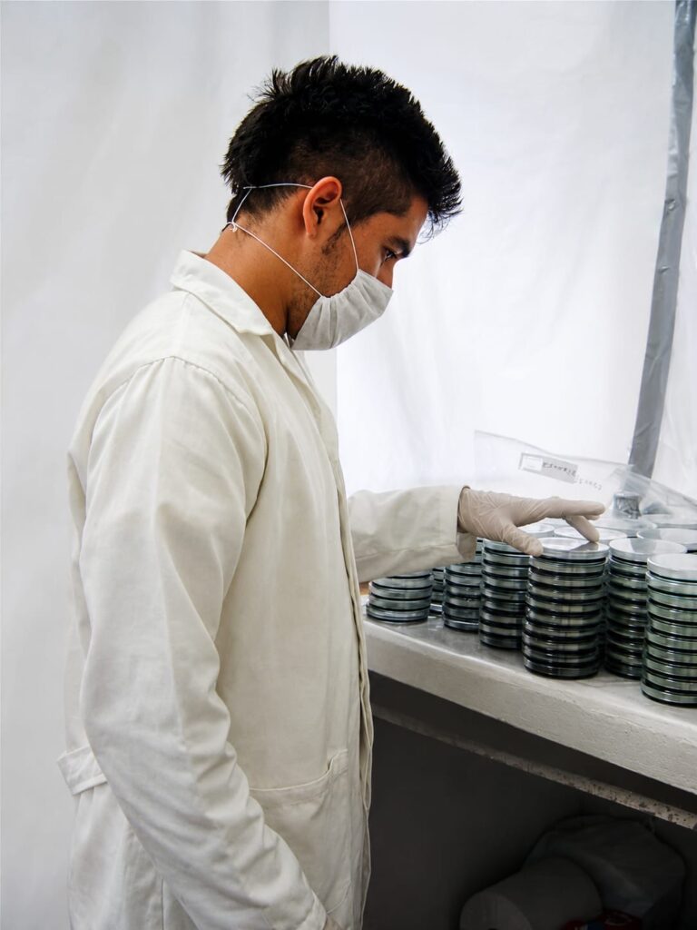 Adrián González estudia el mundo de las bacterias acuáticas para anticipar riesgos ambientales y acuícolas