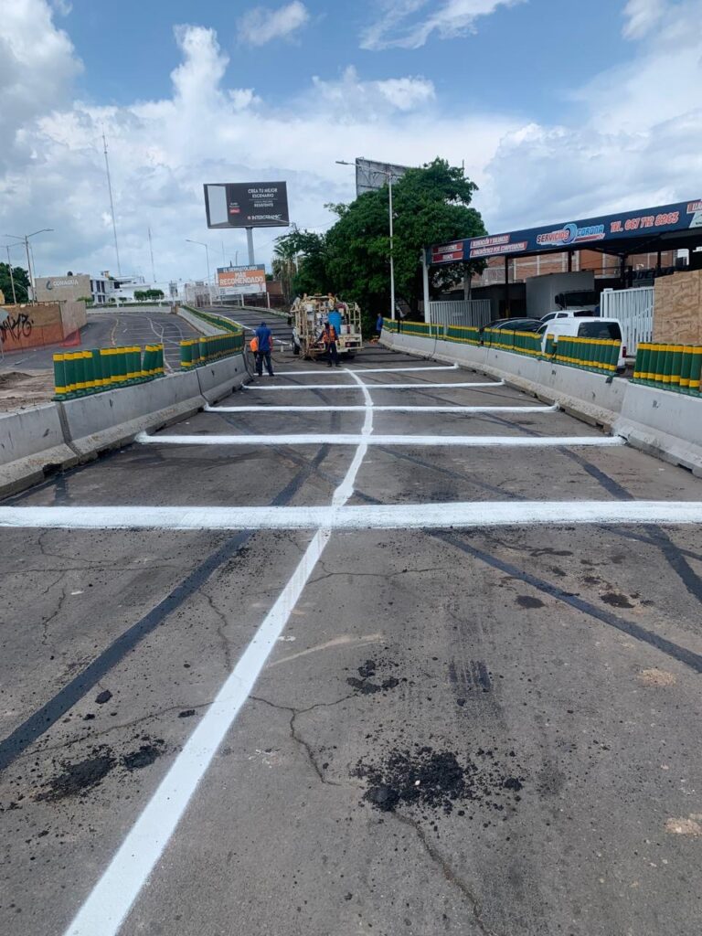 Se habilitaron dos carriles a la circulación de oriente a poniente por la obra del puente del boulevard Pedro Infante.