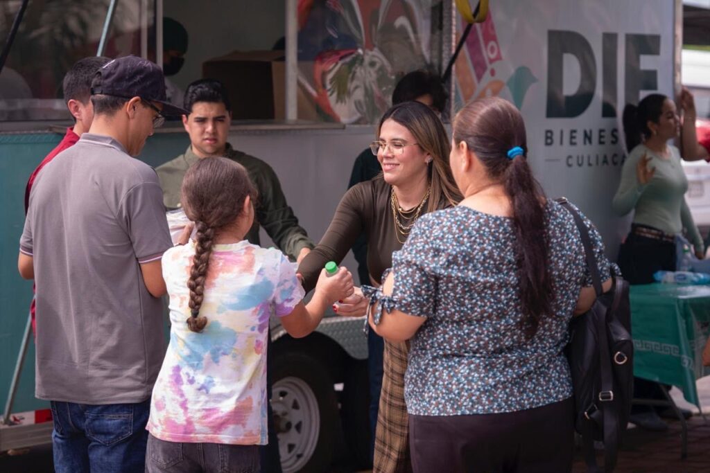 Ayuntamiento y DIF Bienestar Culiacán llevan alimento caliente y esperanza a familias de pacientes en el Hospital General