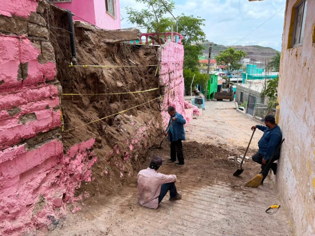 Gobierno de Ahome acude en auxilio de familia de Topolobampo con vivienda en riesgo por la lluvia
