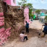 Gobierno de Ahome acude en auxilio de familia de Topolobampo con vivienda en riesgo por la lluvia