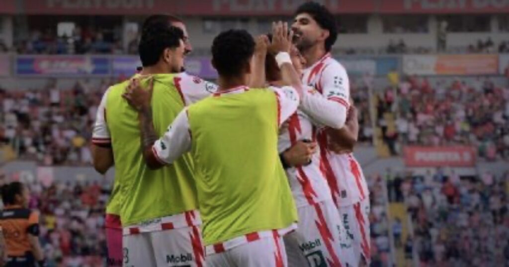 Necaxa aprovecha la ventaja numérica y derrota a Rayados en el cierre del partido