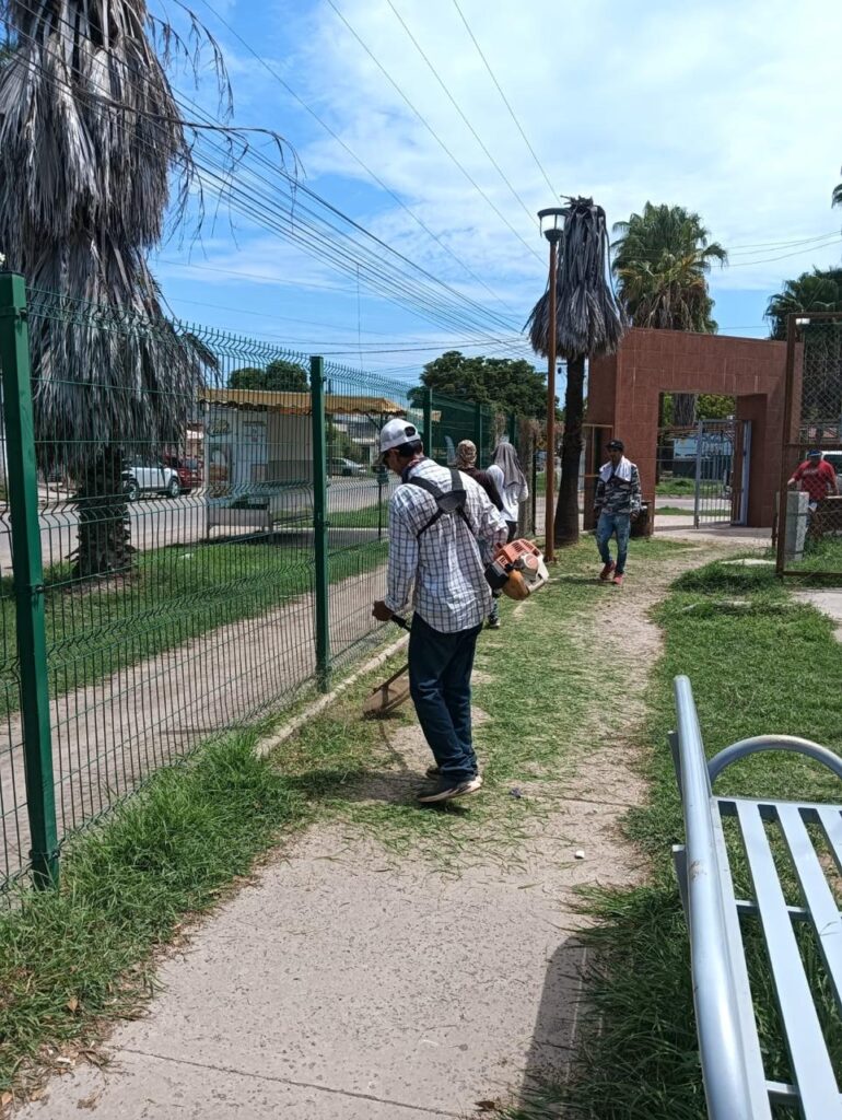 IMDA mejora condiciones de canchas en parques y campos deportivos.