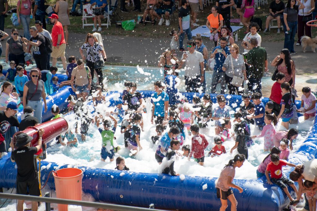 Aqua Fest y Bazar Bienestar Integral reúnen a cientos de familias en una refrescante tarde de diversión en Las Riberas