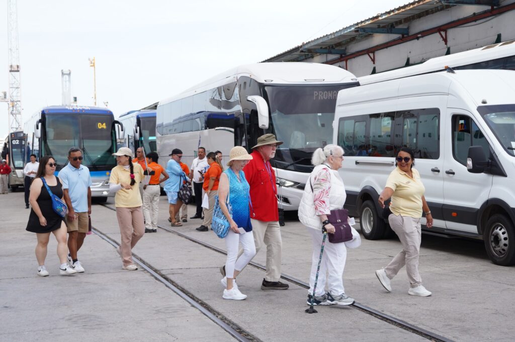 Mazatlán se consolida como destino preferido de cruceristas con la llegada de más de 3,900 visitantes a bordo del Navigator of the Seas