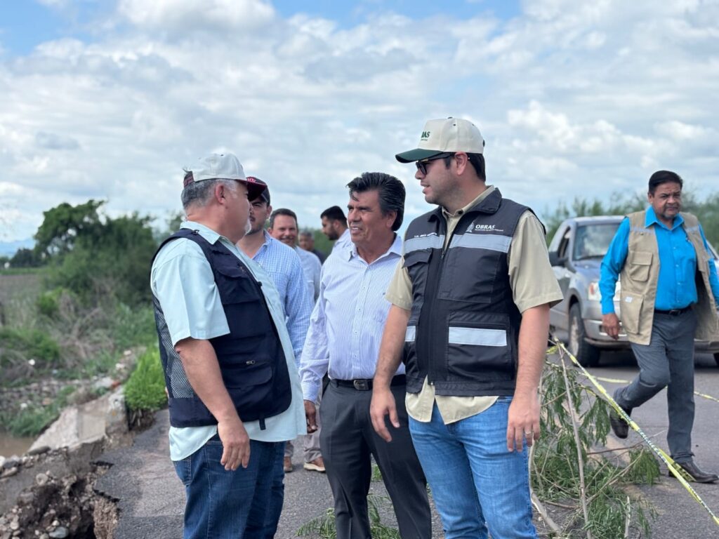 Por instrucciones de la gobernadora se atienden problemas que dejaron las lluvias en carreteras de Mocorito, El Fuerte y Rosario