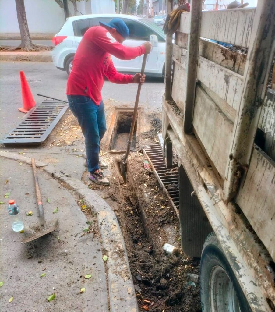 Realiza Obras Públicas limpieza de rejillas pluviales en distintos sectores de Mazatlán