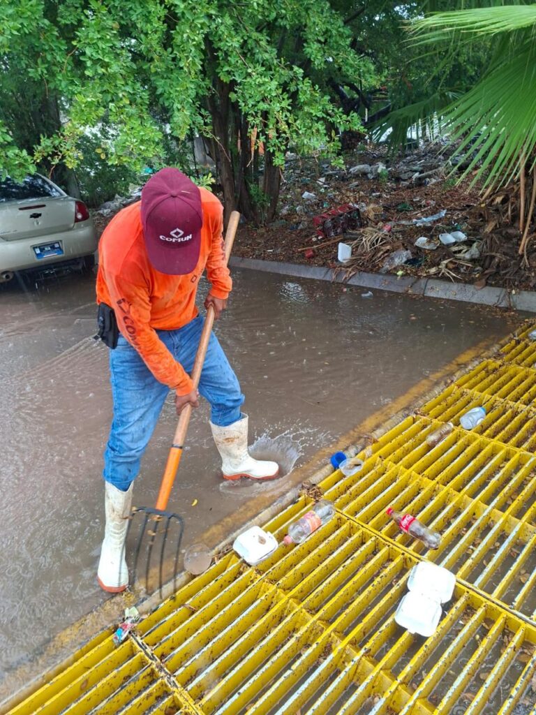 Ahome mantiene operativo preventivo por lluvias; brigadas limpian alcantarillas y bocas de tormenta