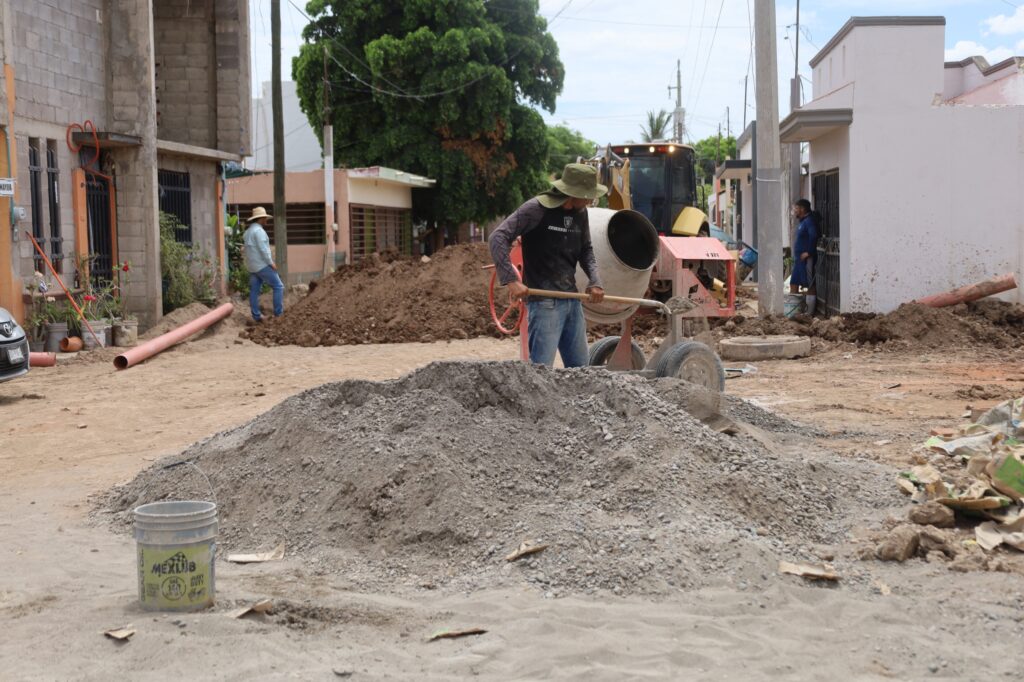 Gobierno de Navolato trabaja en la rehabilitación integral de la red de agua potable y alcantarillado sanitario en la colonia Los Albañiles