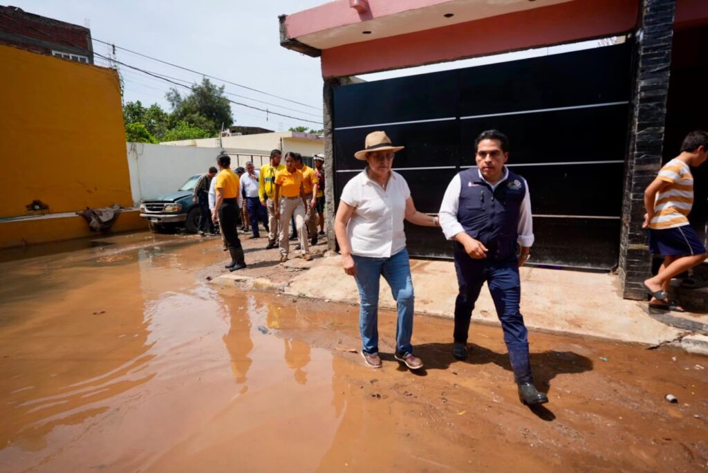 Minerva Osuna supervisa acciones de atención en Urías tras las lluvias torrenciales